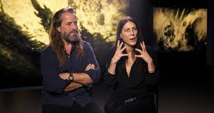 "Anthropologues et cinéastes, Véréna Paravel et Lucien Castaing-Taylor explorent le vivant, observent les connexions entre les êtres, questionnent le cosmos. Ils partent à la découverte du monde avec humilité, sans jugement, acceptant de voir chavirer leurs propres certitudes. La puissance de leur oeuvre, unique dans le cinéma contemporain, émerge de la force visuelle et sonore de leurs films, de l'intelligence avec laquelle ils manient la matière cinéma, de la beauté esthétique que leur approche singulière fait naître. Il y a un avant et un après la découverte des documentaires de Paravel et Castaing-Taylor. On en sort bouleversés, époustouflés, traversés par une multitude de sensations et d'émotions, mais aussi grandis, éveillés."